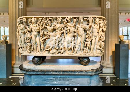 Le sarcophage de marbre romain est situé dans les galeries grecques et romaines du Metropolitan Museum of Art de Manhattan. Les visiteurs visualisent l'illustration. Banque D'Images