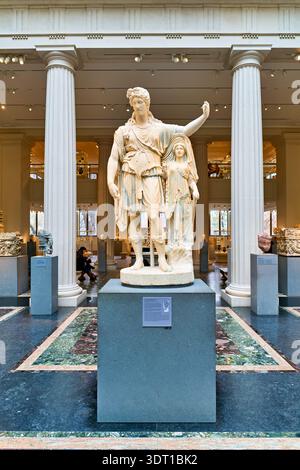 Une statue de marbre de Dionysos se dresse dans le Metropolitan Museum of Art. La statue montre Dionysos appuyé sur une figure archaïste. Banque D'Images