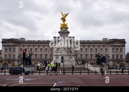 Londres, Royaume-Uni. 19 février 2026. Des membres des médias se rassemblent devant le palais de Buckingham alors qu'Andrew Mountbatten-Windsor, anciennement Prince Andrew, est arrêté sur suspicion d'inconduite dans l'exercice d'une charge publique suite à des révélations dans les dossiers Epstein. Crédit : Vuk Valcic/Alamy Live News Banque D'Images