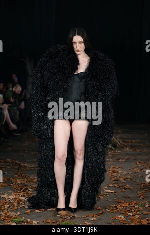 Londres, Royaume-Uni. 19 février 2026. Un mannequin marche sur la piste du salon Agro Fashion pendant la Fashion week de Londres. Crédit : SOPA images Limited/Alamy Live News Banque D'Images