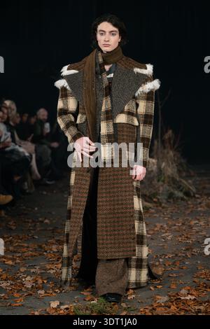 Londres, Royaume-Uni. 19 février 2026. Un mannequin marche sur la piste du salon Agro Fashion pendant la Fashion week de Londres. Crédit : SOPA images Limited/Alamy Live News Banque D'Images
