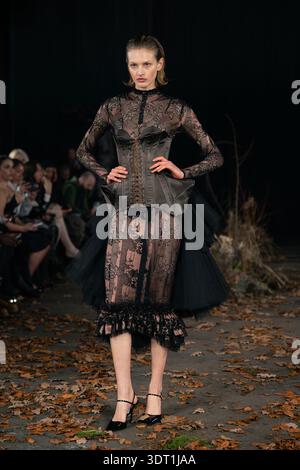 Londres, Royaume-Uni. 19 février 2026. Un mannequin marche sur la piste du salon Agro Fashion pendant la Fashion week de Londres. Crédit : SOPA images Limited/Alamy Live News Banque D'Images