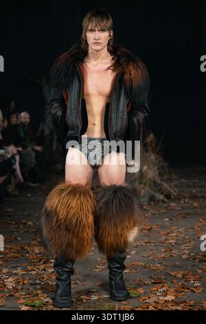 Londres, Royaume-Uni. 19 février 2026. Un mannequin marche sur la piste du salon Agro Fashion pendant la Fashion week de Londres. Crédit : SOPA images Limited/Alamy Live News Banque D'Images
