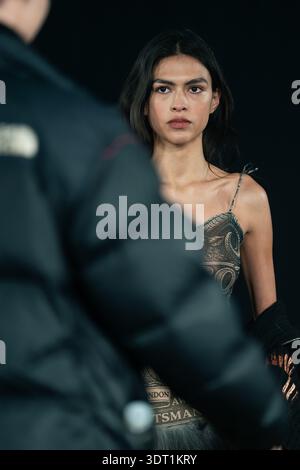 Londres, Royaume-Uni. 19 février 2026. Un mannequin marche sur la piste du salon Agro Fashion pendant la Fashion week de Londres. (Photo de Lounis Tiar/SOPA images/SIPA USA) crédit : SIPA USA/Alamy Live News Banque D'Images