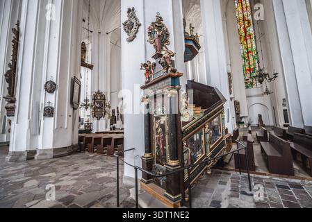 Gdansk, Pologne - 17 octobre 2014 : chaire en bois dans la nef principale de la basilique de l'Assomption de la Sainte Vierge Marie, connue sous le nom d'église Sainte-Marie Banque D'Images