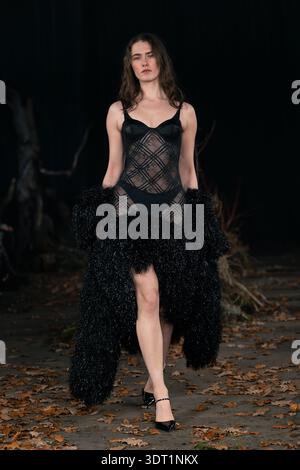 Londres, Royaume-Uni. 19 février 2026. Un mannequin marche sur la piste du salon Agro Fashion pendant la Fashion week de Londres. (Photo de Lounis Tiar/SOPA images/SIPA USA) crédit : SIPA USA/Alamy Live News Banque D'Images