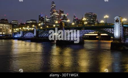 La vue nocturne sur les gratte-ciels de Londres présente des gratte-ciels illuminés qui se reflètent sur la Tamise, avec une architecture proéminente et un cit dynamique Banque D'Images