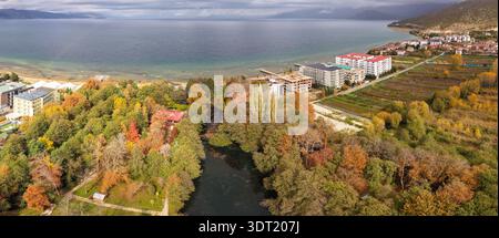 Image aérienne du parc national de Drilon près de Pogradec, Albanie, avec des voies navigables calmes, un pont en bois et un riche feuillage d'automne, avec le lac Ohrid à proximité. Banque D'Images