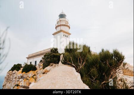 Phare de Far de Formentor sur Rocky Cliff, Mallorc Banque D'Images