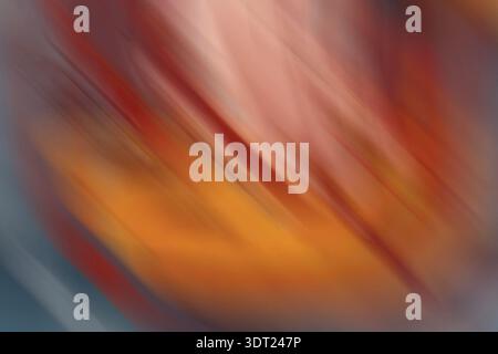 Fond abstrait dynamique avec un flou de mouvement saisissant avec un dégradé de couleurs chaud. Le mélange doux des teintes crée un fluide et visuellement intrig Banque D'Images