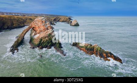 Bow Fiddle Rock Portknockie Moray Écosse regardant les rochers et l'arc de la mer vers le village Banque D'Images