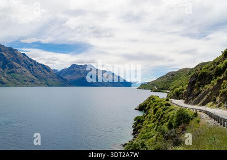 Lac Wakatipu à Kingston, Nouvelle-Zélande. Une route sinueuse longe le lac, encadrée par des paysages montagneux spectaculaires Banque D'Images