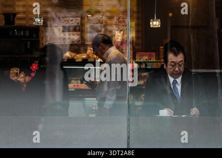 Tokyo, Japon. 20 février 2026. Les clients sont vus dans un café à Tokyo, au Japon, le 20 février 2026. Les prix à la consommation de base du Japon en janvier ont augmenté de 2,0 pour cent par rapport à l'année précédente, marquant leur plus bas niveau depuis deux ans et correspondant à l'objectif d'inflation de la banque centrale, ont montré vendredi les données du gouvernement. L'augmentation de l'indice des prix à la consommation (IPC) de base, excluant la volatilité des coûts des aliments frais, a ralenti par rapport à une hausse de 2,4 % en décembre, selon le ministère de l'intérieur et des Communications. Crédit : Jia Haocheng/Xinhua/Alamy Live News Banque D'Images