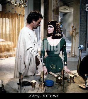 ELIZABETH TAYLOR et RICHARD BURTON dans CLEOPATRA (1963), réalisé par JOSEPH L. MANKIEWICZ. Crédit : 20TH CENTURY FOX / album Banque D'Images