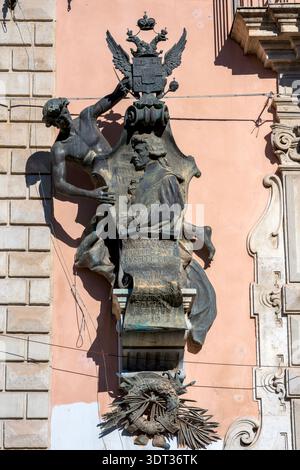 Monument commémoratif en bronze au naturaliste Giuseppe Gioeni d'Angiò (1743-1822) par Mario Rutelli, sur la façade du Palazzo Gioeni Asmundo sur la Piazza un Banque D'Images