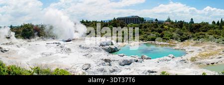 Geothermal Valley te Puia à Rotorua, Nouvelle-Zélande, avec de la vapeur qui monte des bouches géothermiques, des piscines minérales vibrantes avec de l'eau turquoise,... Banque D'Images