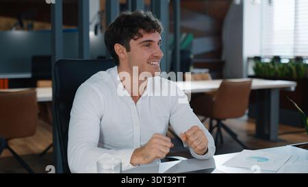 Homme d'affaires positif caucasien souriant heureux professionnel joyeux avec ordinateur portable fermé bon travail sans soucis joyeux succès homme d'affaires gars masculin relaxant Banque D'Images