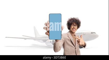 Jeune homme pointant un smartphone devant un avion isolé sur fond blanc Banque D'Images