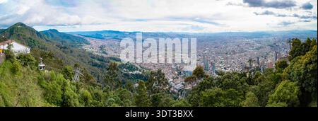 Une vue panoramique de Bogotá, Colombie, prise depuis Montserrate. L'image met en valeur la ville tentaculaire nichée dans une vallée entourée de montagnes. Banque D'Images