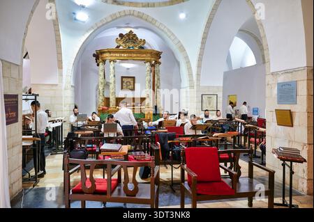 Les gens sont rassemblés dans les quatre synagogues séfarades à Jérusalem. Ils sont impliqués dans la prière et la lecture de textes religieux. Banque D'Images