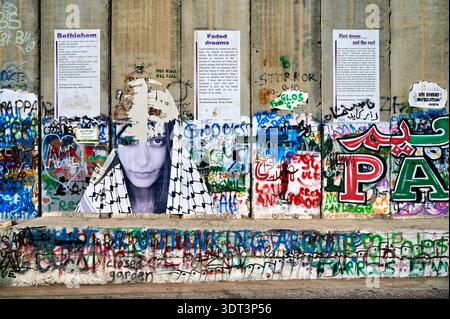 Le mur de séparation de la rive ouest à Bethléem montre des graffitis colorés et remplacés Il y a des messages et des images peints sur le mur par des artistes locaux. Banque D'Images
