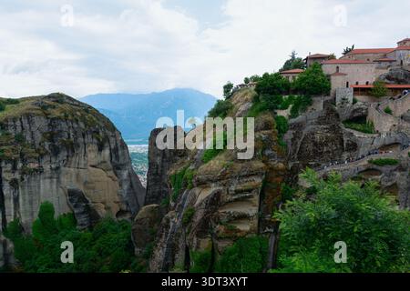 Monastères orthodoxes orientaux en Grèce, construits sur des piliers rocheux de grès naturel, région de Kalambaka Banque D'Images