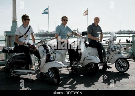GRANDE-BRETAGNE / Angleterre / Brighton / Un groupe de mods avec leurs scooters décorés pendant la compétition Brighton Mod Weekender scooter Banque D'Images