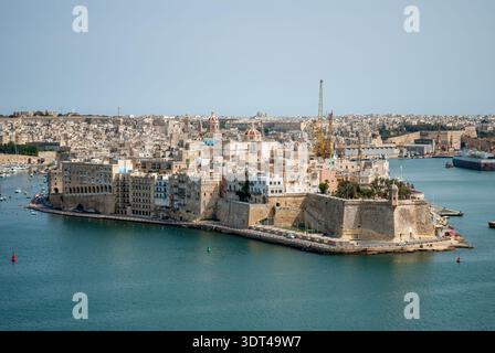 Vue aérienne panoramique de la ville fortifiée de Senglea et du Grand Port à la Valette, Malte, par temps clair Banque D'Images