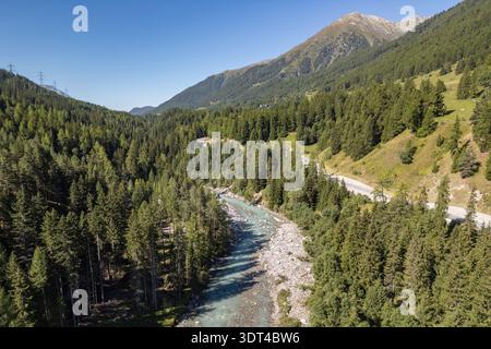Vue aérienne de la vallée de la rivière Inn près de Zernez regardant environ au nord-est loin de Zernez à côté de la route 27, Suisse. Banque D'Images