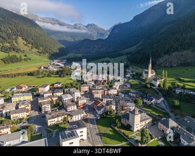 Vue aérienne de Zernez, canton de Graubünden, Suisse. Banque D'Images