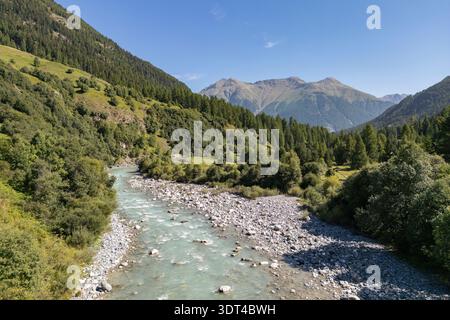Vue aérienne de la vallée de la rivière Inn près de Zernez regardant environ au nord-est dans la direction de Zernez à côté de la route 27, Suisse. Banque D'Images