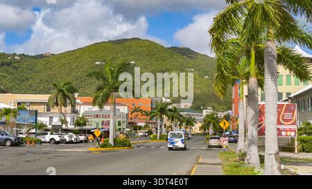 Tortola, Îles Vierges britanniques - 18 janvier 2026 : vue panoramique d'une rue de Road Town sur l'île caribéenne de Tortola. Banque D'Images