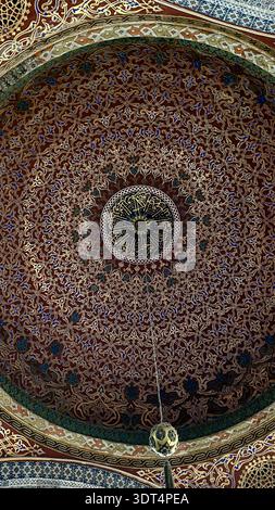Dôme arabesque doré et médaillon calligraphique arabe dans la Chambre Privée du Sultan Murad III, Palais de Topkapi, Istanbul. Banque D'Images