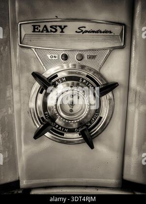 Vue rapprochée du bandeau de commande d'un lave-linge vintage Easy Spindrier, montrant les commandes rotatives de lavage et d'essorage avec boutons marche/arrêt sur un MID‑20 Banque D'Images