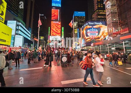 NYC, ÉTATS-UNIS. 14 novembre 2019, Times Square la nuit avec des foules et des lumières d'affichage lumineuses Banque D'Images