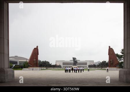 Pyongyang, Corée du Nord - 27 juillet 2015 : les groupes se rassemblent à l'entrée principale du Victorious War Museum sous un ciel couvert, admirant l'impressionnant scu Banque D'Images