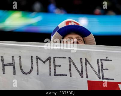 Milan, Italie. 20 février 2026. Un fan de Team Slovakia attend le début de la demi-finale de hockey masculin des Jeux Olympiques de 2026 entre la Slovaquie et les États-Unis au Milano Santagiulia Ice Hockey Arena à Milan, en Italie, le vendredi 20 février 2026. Photo de Aaron Josefczyk/UPI crédit : UPI/Alamy Live News Banque D'Images