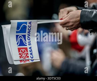 Milan, Italie. 20 février 2026. Un fan de Team Slovakia attend le début de la demi-finale de hockey masculin des Jeux Olympiques de 2026 entre la Slovaquie et les États-Unis au Milano Santagiulia Ice Hockey Arena à Milan, en Italie, le vendredi 20 février 2026. Photo de Aaron Josefczyk/UPI crédit : UPI/Alamy Live News Banque D'Images