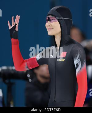 Milan, Italie. 20 février 2026. Li Jiaxuan, de Chine, fait des vagues avant l'épreuve féminine de patinage de vitesse sur 1500 m aux Jeux Olympiques d'hiver de Milan-Cortina 2026 à Milan, Italie, le 20 février 2026. Crédit : du Xiaoyi/Xinhua/Alamy Live News Banque D'Images