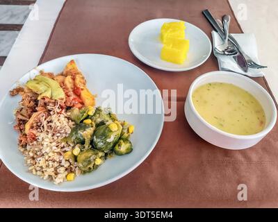 Déjeuner traditionnel turc à Alanya avec soupe de lentilles, pilaf bulgur et choux de Bruxelles. Prise de vue à angle élevé avec espace de copie sur une table marron Banque D'Images