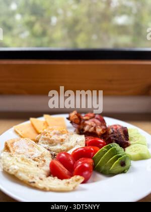 Affichage lumineux du petit déjeuner, repas ensoleillé avec œufs et bacon, scène de repas du matin frais et invitant Banque D'Images