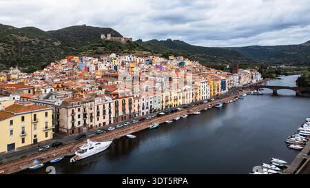 Une vue imprenable sur la ville médiévale de Bosa, située dans la province d'Oristano. L'image capture les façades multicolores emblématiques de la sa Co Banque D'Images