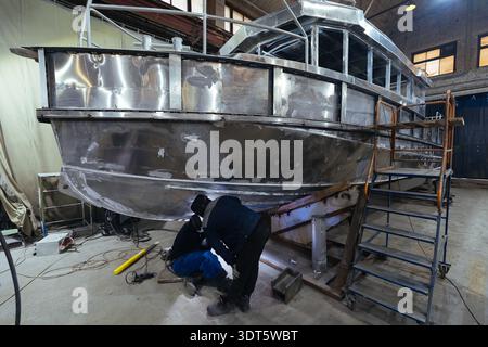 Assemblage d'un bateau à moteur dans un chantier naval. Banque D'Images