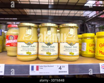 Los Angeles, Californie, États-Unis - 08-14-2024 : une vue de plusieurs pots de moutarde de Dijon Edmond Fallot, au magasin. Banque D'Images