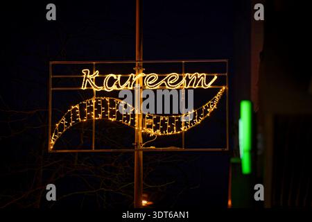 Luminaire LED doré « Kareem » sur Venloer Strasse, Cologne. Fait partie du premier éclairage public officiel du Ramadan en Allemagne la nuit Banque D'Images