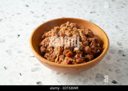 Une vue d'un bol de medames Fful. Banque D'Images