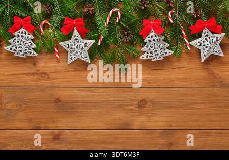 Collection de décorations de vacances avec des éléments festifs sur une surface en bois Banque D'Images