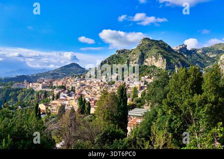 Vue de Taormina, Mesina, Sicile, Italie. Banque D'Images