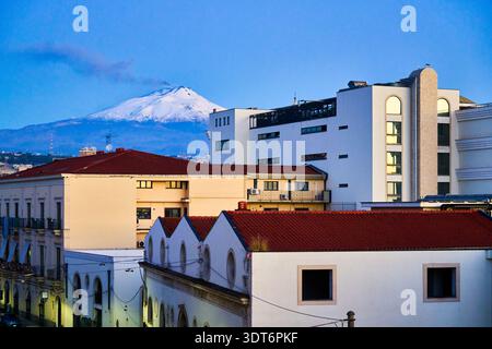 Mont Etna, via Cristoforo Colombo, Catane, Sicile, Italie. Banque D'Images