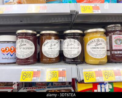 Los Angeles, Californie, États-Unis - 04-14-2024 : une vue de plusieurs pots de gelée Wilkin and sons LTD, exposés dans une épicerie locale. Banque D'Images